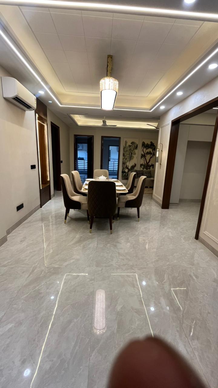 4 BHK + Pooja Room,Servant Room Builder Floor For Rent in Unitech South City II