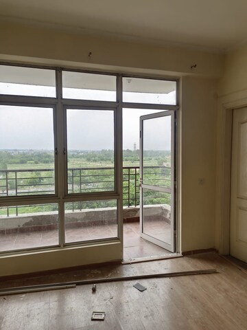 Room in 3 BHK Apartment at Pareena The Elite Residences, Sector 99 – for Rent