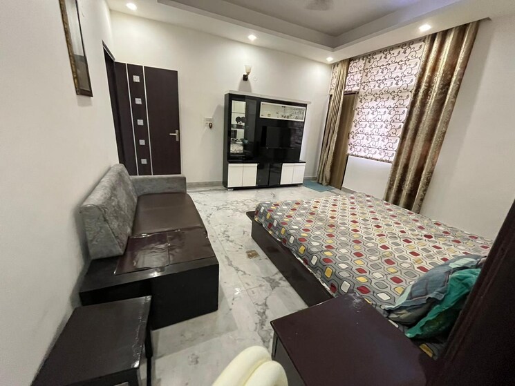 Bedroom, ardee-city 4 Bedroom 300 Sq.Yd. Builder Floor In Sector 52 Gurgaon 8925840