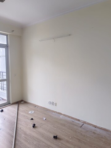 Room in 3 BHK Apartment at Pareena The Elite Residences, Sector 99 – for Rent