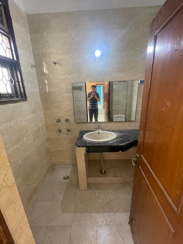 Bathroom in 4 BHK Builder Floor at Ardee City, Sector 52 – for Rent
