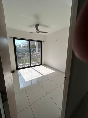 Room in 3 BHK Apartment at Shela – for Rent