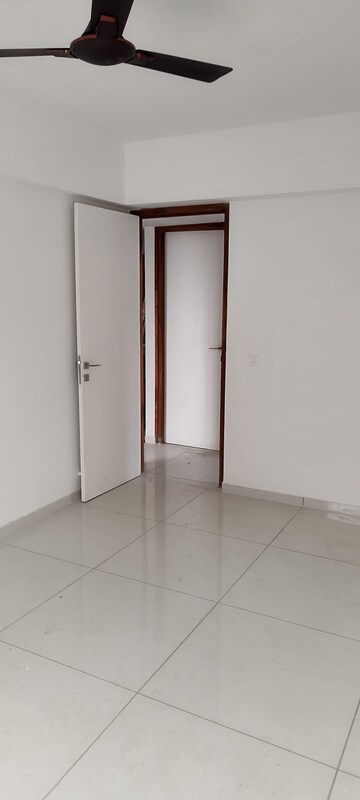 Room in 3 BHK Apartment at Shela – for Rent