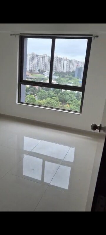 Room in 3 BHK Apartment at Goel Ganga Utopia, Bavdhan – for Rent