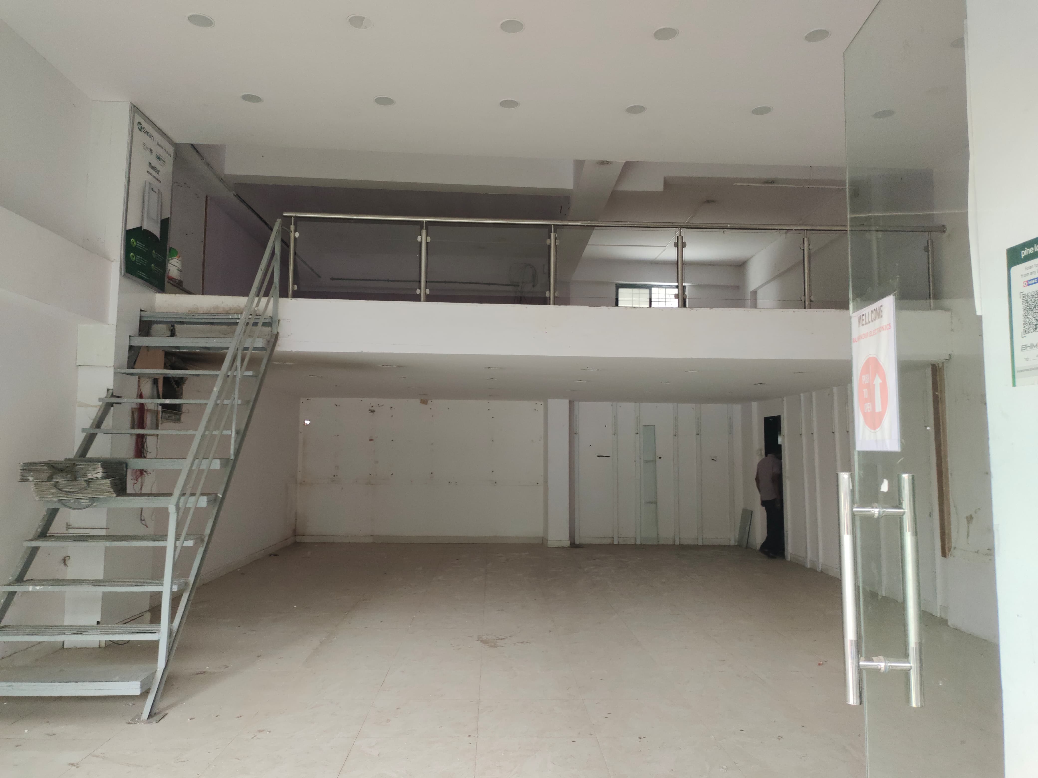 Showroom For Rent in Silver Space