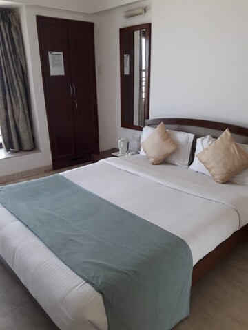 Bedroom in 4 BHK Apartment at Gamdevi – for Rent