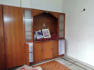 Furnished Amenities in 3 BHK Apartment at Shivalik Colony – for Rent