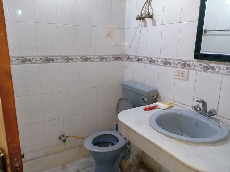 Bathroom, shivalik colony 3 Bedroom 1800 Sq.Ft. Apartment In Shivalik Colony Delhi 8926039