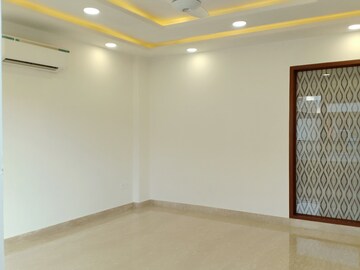 Room in 3 BHK Apartment at Defence Colony – for Rent