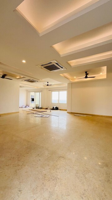 Room in 5 BHK Penthouse at Mahagun Maple, Sector 50 – for Rent