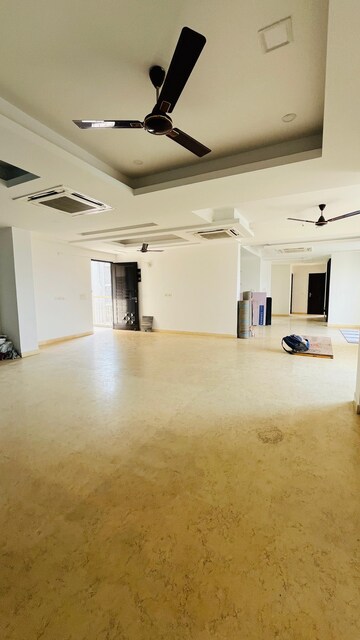 5 BHK Penthouse For Rent in Mahagun Maple, Sector 50