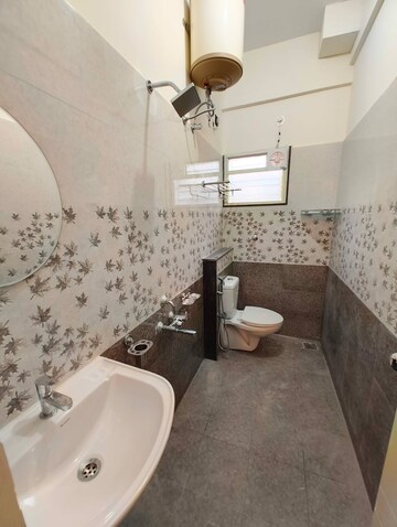 Team Area in 2 BHK Builder Floor at Indiranagar – for Rent