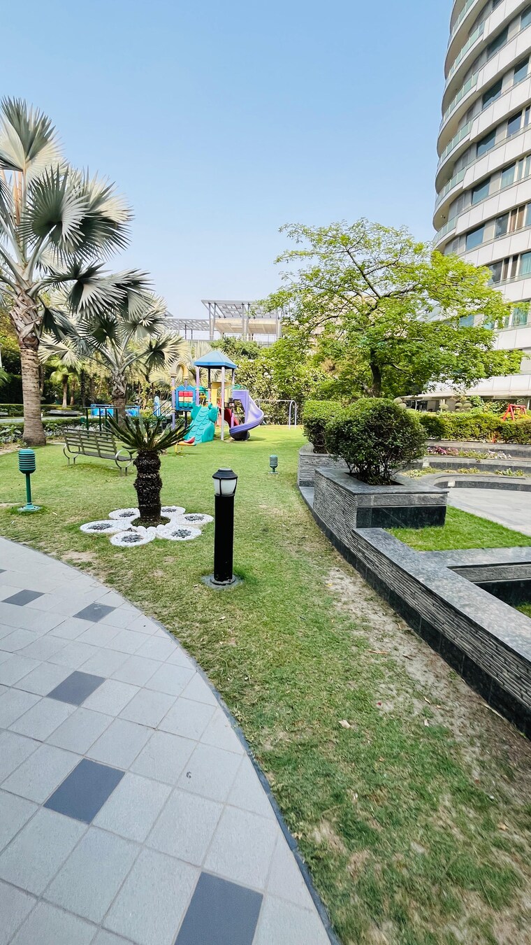 Garden, omaxe-twin-towers 3.5 Bedroom 2150 Sq.Ft. Apartment In Sector 50 Noida 8926228