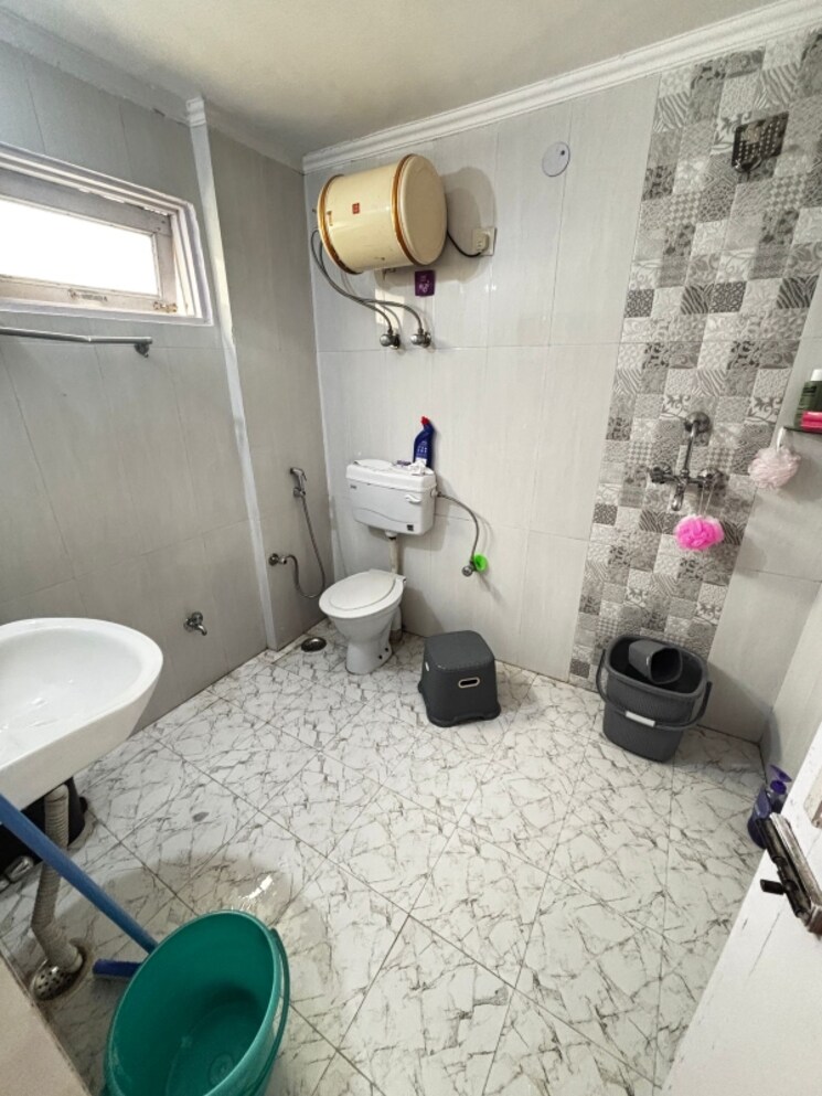 Bathroom, dlf-star-mall 2 Bedroom 900 Sq.Ft. Builder Floor In Sector 30 Gurgaon 8926230