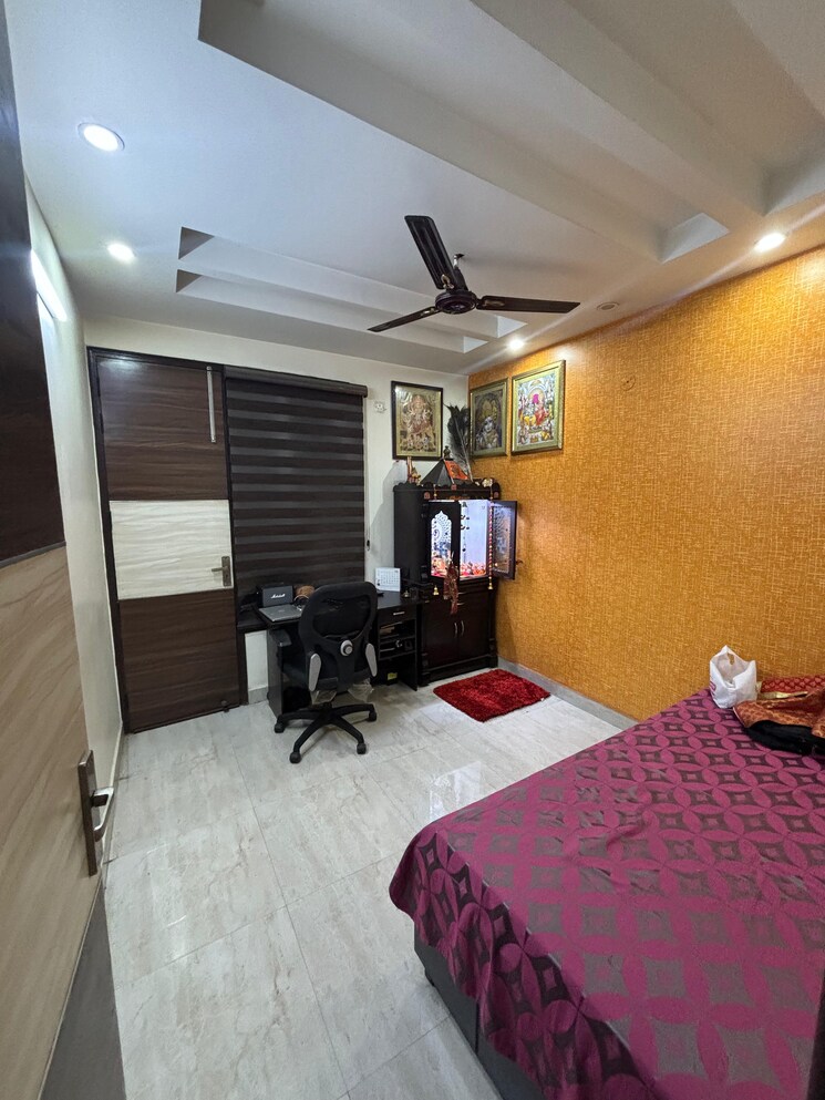  Parking, shivalik colony 3 Bedroom 200 Sq.Yd. Builder Floor In Shivalik Colony Delhi 8926269