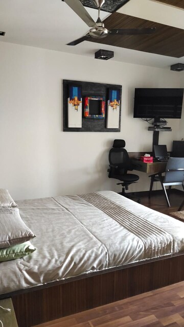 Bedroom in 4 BHK Apartment at Oberoi Realty Sky Heights, Andheri West – for Rent