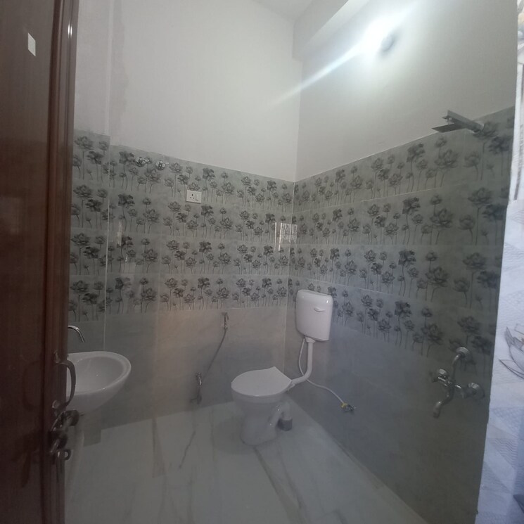 Washroom, gomti nagar Commercial Office Space 1800 Sq.Ft. In Gomti Nagar Lucknow 8926354