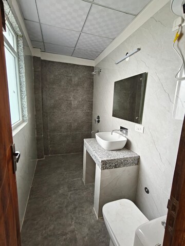 Bathroom in 1 BHK Builder Floor at Sector 27 – for Rent