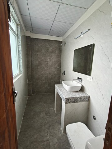 Bathroom in 1 BHK Builder Floor at Sector 27 – for Rent