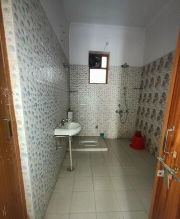 Bathroom in 2.5 BHK Independent House at Gomti Nagar – for Rent