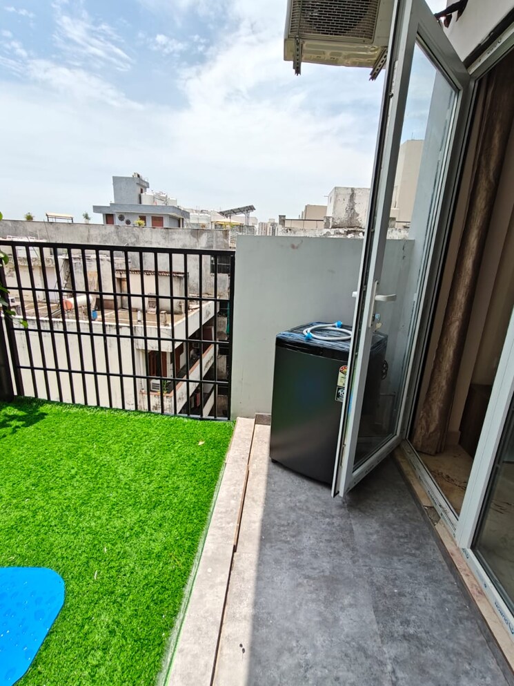 Balcony, sector 27 1 Bedroom 1000 Sq.Ft. Builder Floor In Sector 27 Gurgaon 8926399