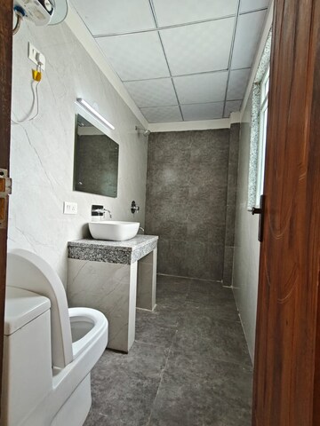 Bathroom in 1 BHK Builder Floor at Sector 27 – for Rent