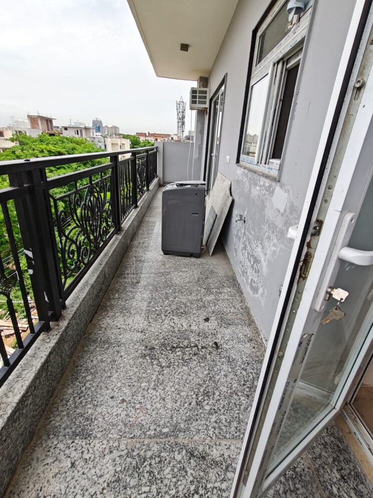 Balcony, sector 27 1 Bedroom 1000 Sq.Ft. Builder Floor In Sector 27 Gurgaon 8926399