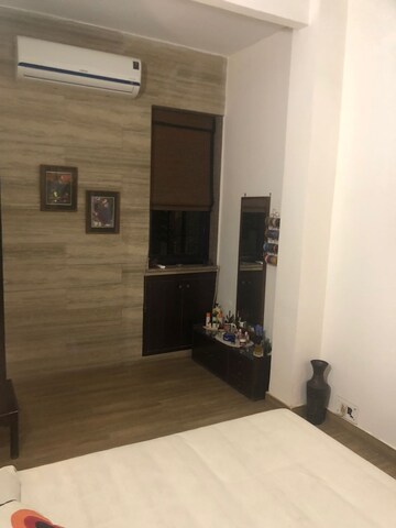 Room in 2.5 BHK Builder Floor at Vile Parle West – for Rent