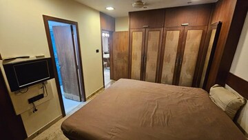 Bedroom in 4 BHK Apartment at Prabhadevi – for Rent