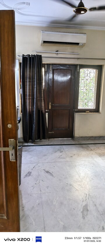 Room in 3 BHK Builder Floor at Lajpat Nagar – for Rent