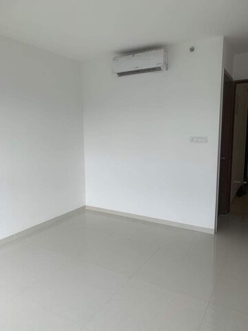 Room in 2 BHK Apartment at Vascon Forest County, Kharadi – for Rent