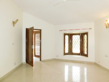 Room in 5 BHK Villa at Sainik Farm – for Rent