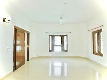 Room in 5 BHK Villa at Sainik Farm – for Rent