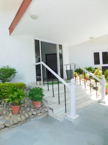 Balcony in 5 BHK Villa at Sainik Farm – for Rent