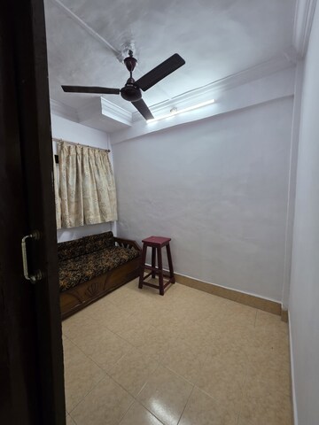Room in 3 BHK Apartment at Bombay Taximens CHS, Lbs Marg – for Rent