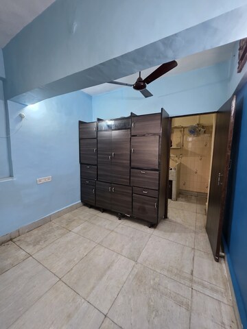 Room in 3 BHK Apartment at Bombay Taximens CHS, Lbs Marg – for Rent