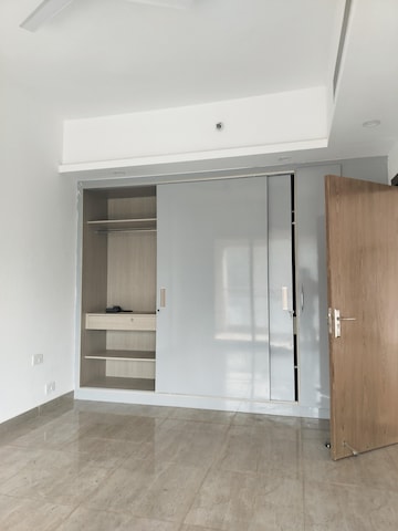 Room in 3.5 BHK Apartment at Supertech ORB, Sector 74 – for Rent