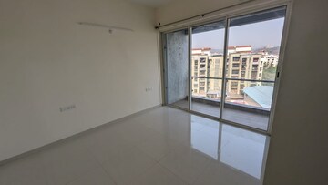 Room in 2 BHK Apartment at L And T Seawoods Residences, Seawoods – for Rent