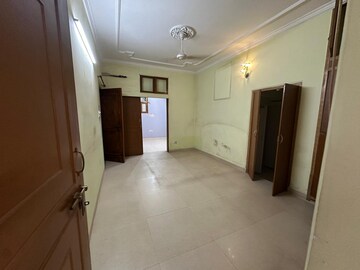 Room in 3 BHK Apartment at RWA Qutab Enclave, Katwaria Sarai – for Rent