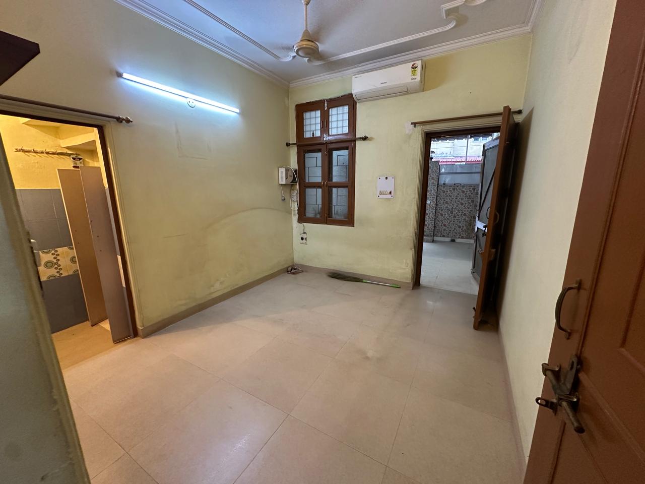 3 BHK Apartment For Rent in RWA Qutab Enclave