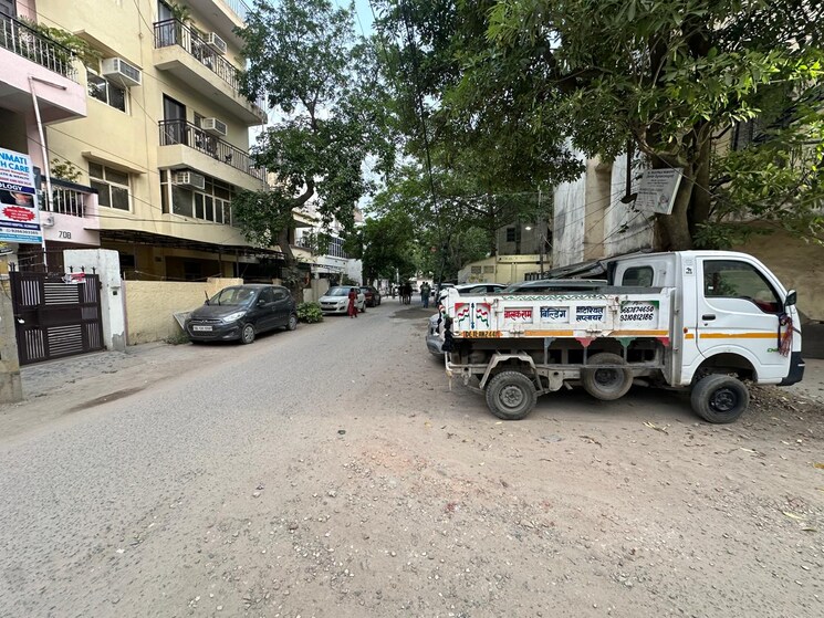  Parking, rwa-qutab-enclave 3 Bedroom 900 Sq.Ft. Apartment In Katwaria Sarai Delhi 8926702