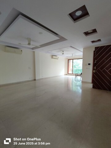 Room in 3 BHK Builder Floor at Saket – for Rent