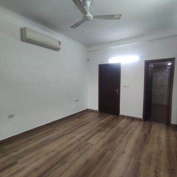 Room in 3.5 BHK Builder Floor at Sector 49 – for Rent