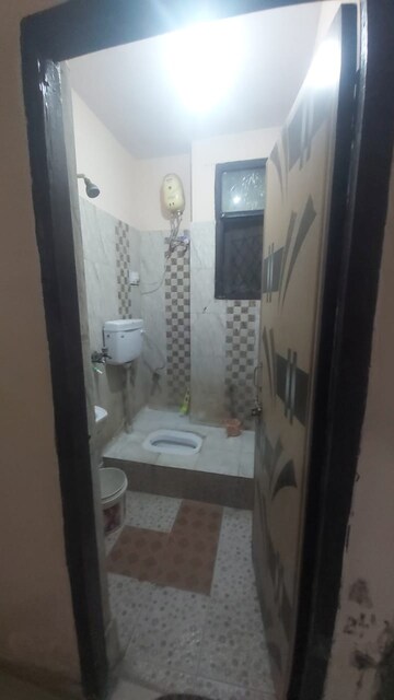 Bathroom in 1.5 BHK Builder Floor at Mayur Vihar – for Rent