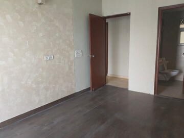 Room in 2.5 BHK Apartment at Mahagun Moderne, Sector 78 – for Rent