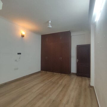 Room in 3.5 BHK Builder Floor at Sector 49 – for Rent
