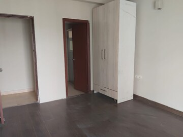 Room in 3 BHK Apartment at Mahagun Moderne, Sector 78 – for Rent