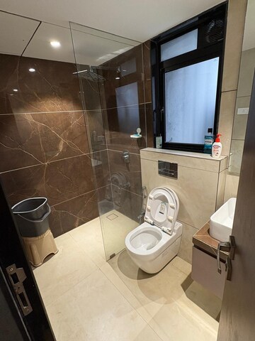 Team Area in 3 BHK Apartment at Khar West – for Sale