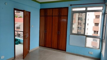 Room in 3 BHK Apartment at Surya Lake View Apartment, Gomti Nagar – for Rent