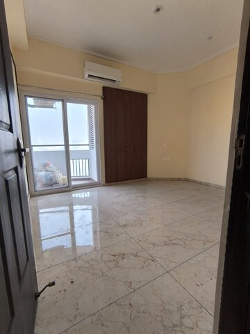 Room in 3.5 BHK Apartment at Dasnac Burj, Sector 75 – for Rent